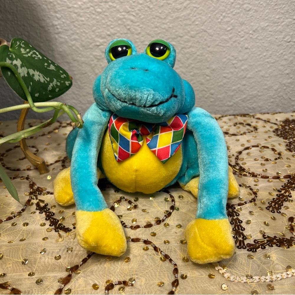 Commonwealth Toy & Novelty Co Vintage 1991 Yellow and Blue  6" Plush Frog W/ Bow